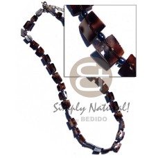 Floating cowrie chips